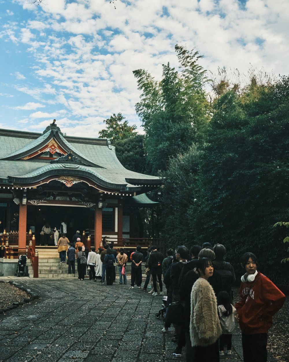 
Long line to pray.
